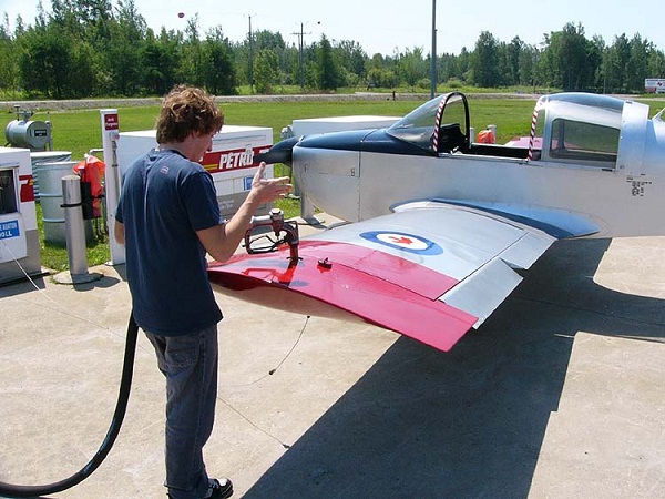  Bordo de fuga de um Grumman American AA-1, é possível ver o aileron descolado para baixo e ao lado o flap. 